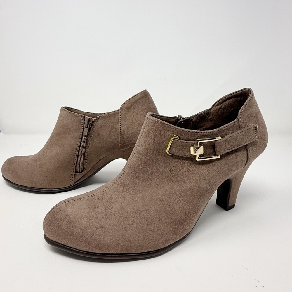 Aerosoles women’s Taupe Heeled Ankle Boots gold buckle size 7.5